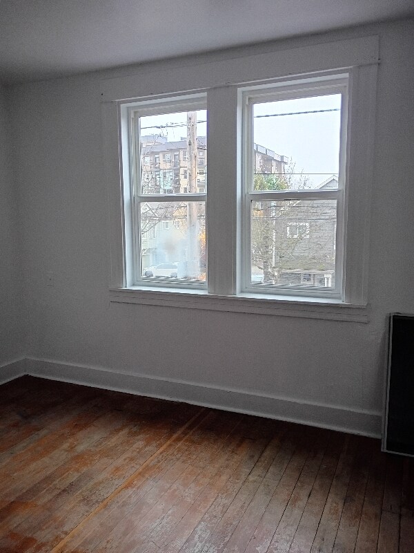 Building Photo - 547 NE Knott St