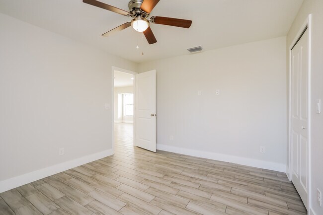 Building Photo - 1232 NE 7th Pl, Cape Coral, FL