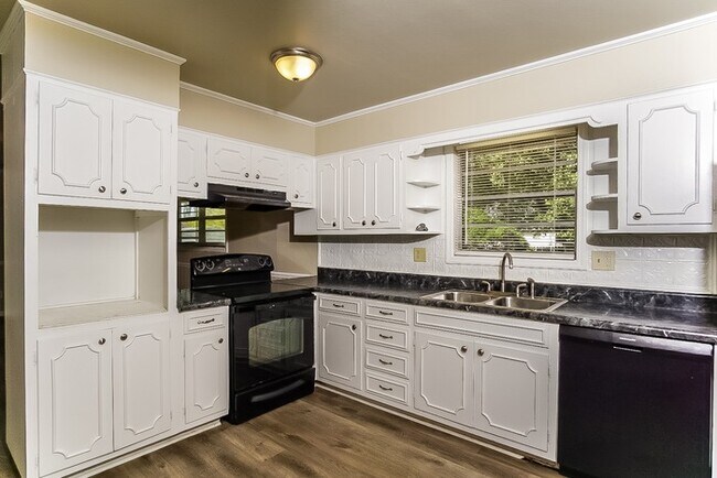 Building Photo - Spacious 3 Bedroom Home in Decatur, AL!