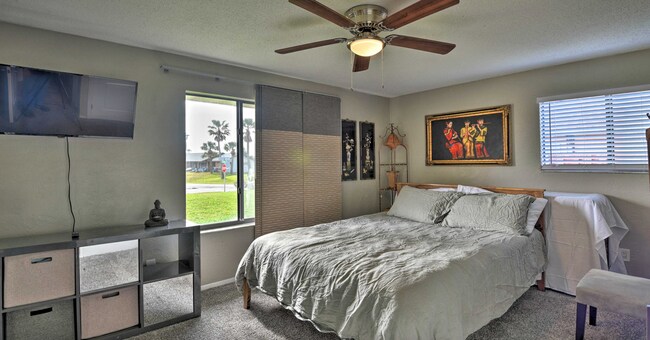 Building Photo - WALK TO THE BEACH! 4 bed, 2 bath, 2 car ga...