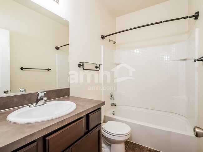 Building Photo - 326 York St