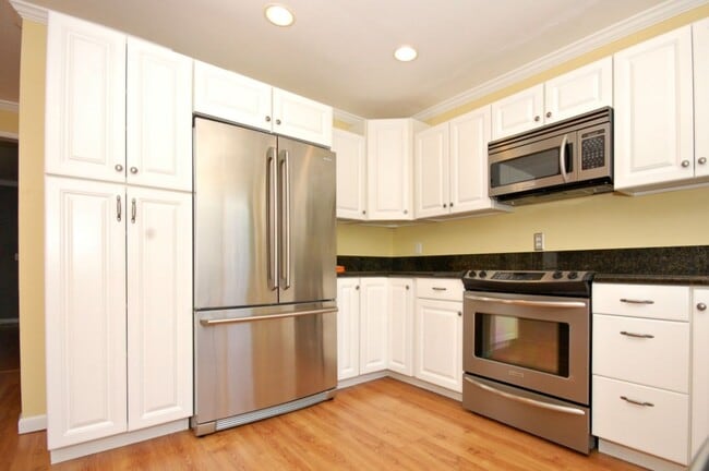 Building Photo - Beautiful Bright 3BR/2.5BA Condo in Tanglewood!!