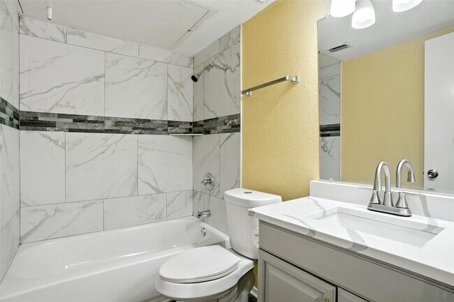 Building Photo - 134 London Ln