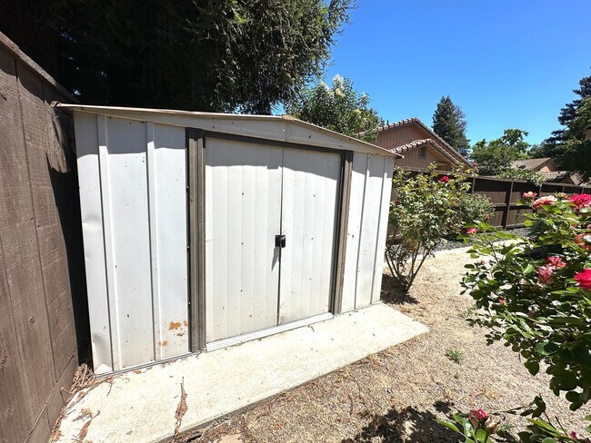 Building Photo - Conveniently located condo in Modesto