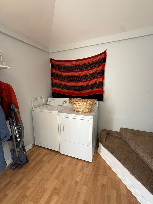 Building Photo - Cute WyCo Bungalow