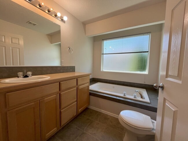 Building Photo - Welcome to this charming 3-bedroom, 3-bathroom home in Forest Grove!