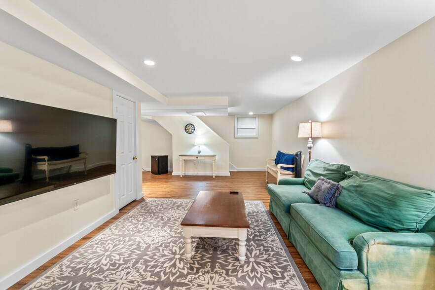 Building Photo - 13 N Meadow Ln