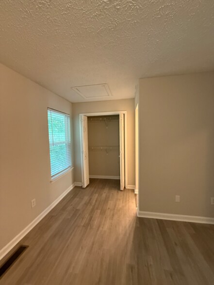 Building Photo - 347 Leafmore Rd SW