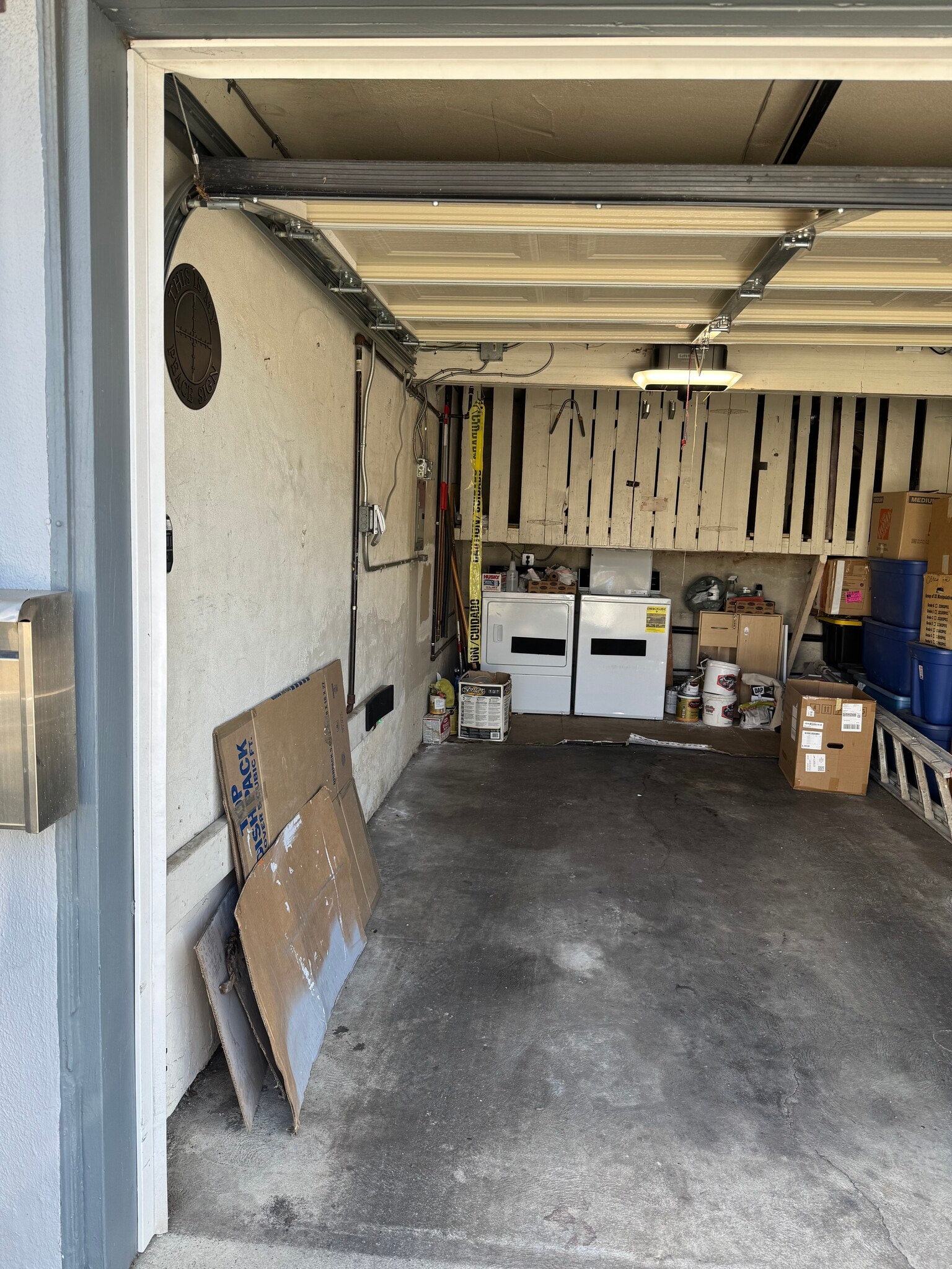 Garage and washer dryer - 844 N Vine Ave