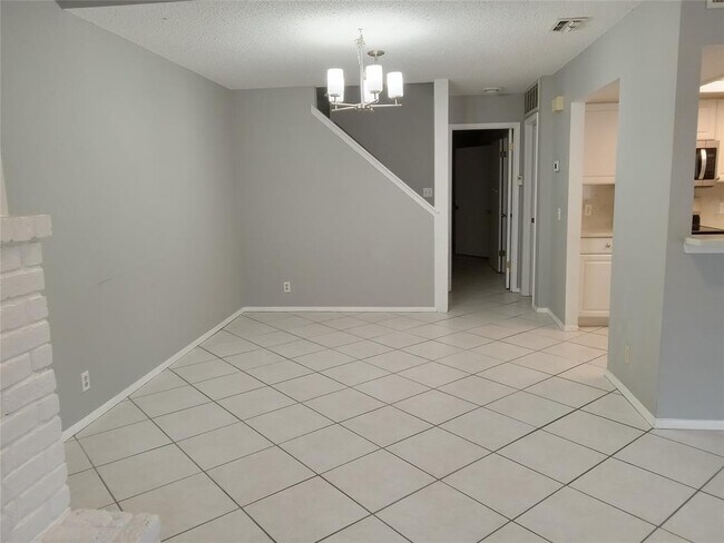 Building Photo - 910 E Meadowmere Ln