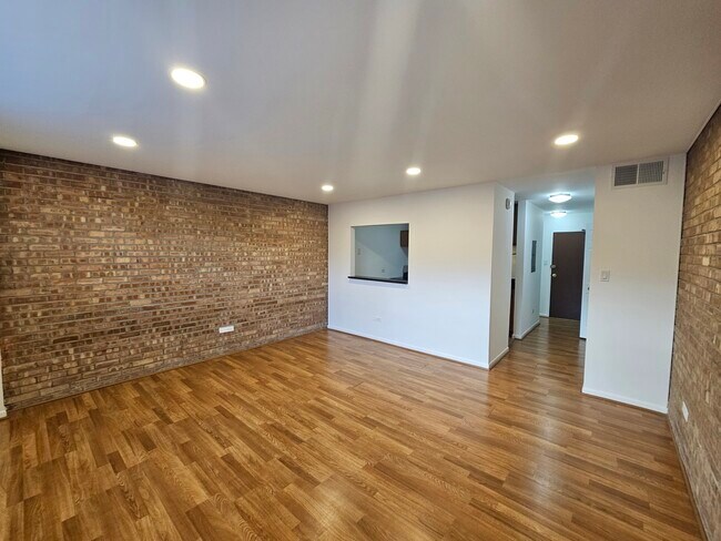 Building Photo - 2250 N Lincoln Ave