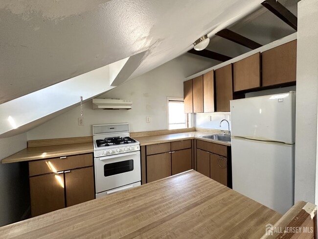 Building Photo - 84 Guilden St