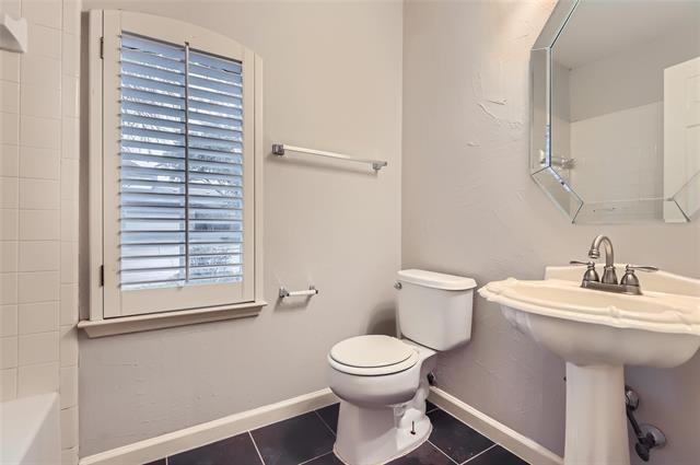 Building Photo - 1105 Shores Blvd