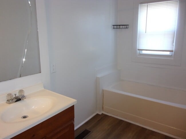 Building Photo - 526 Leslie St