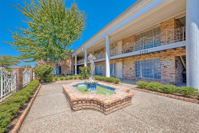 Building Photo - 2101 Fountain View Dr