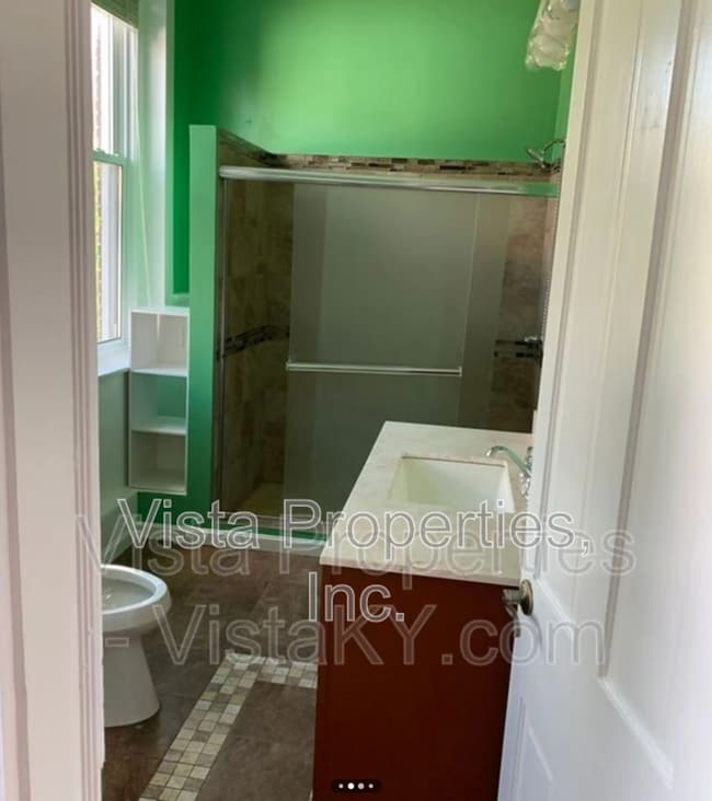 Building Photo - 514 W Oak St