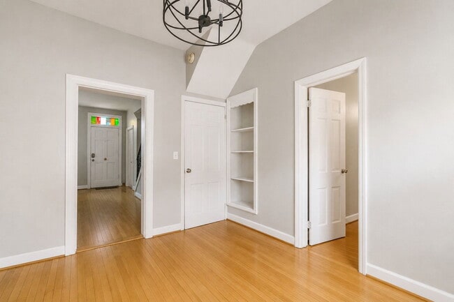 Building Photo - 506 S Lazelle St