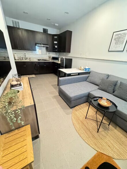 Building Photo - 2020 Del Mar Ave