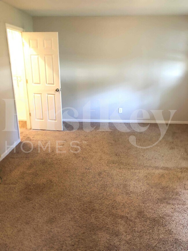 Building Photo - 127 Saugatuck Rd