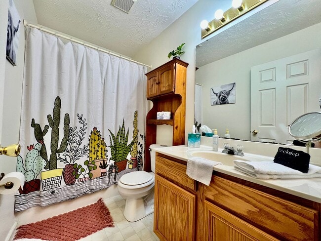 Building Photo - 242 Overbrook Ct