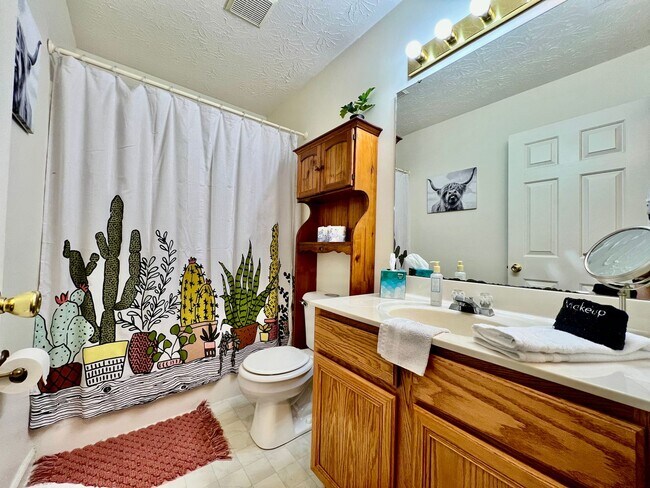 Building Photo - Fully furnished rental home for Corporate housing or insurance stays