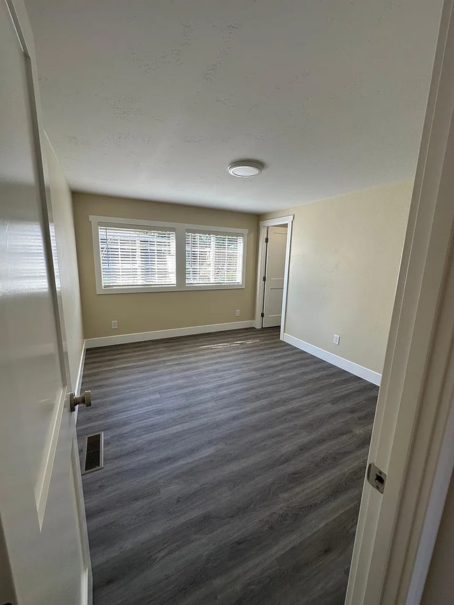 Building Photo - Modern Auburn Retreat—Fully Renovated 3BR ...