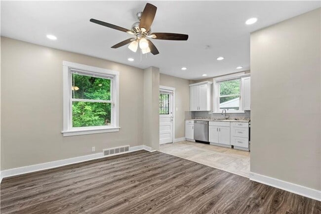 Building Photo - Tucked-Away 3bed 1 bath Treasure with City Perks Just Minutes Away