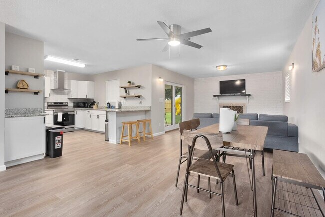 Building Photo - 4070 Arbutus Dr
