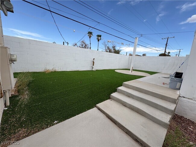 Building Photo - 249 Shoshone Ln
