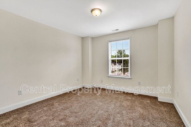 Building Photo - 121 Crown Ct