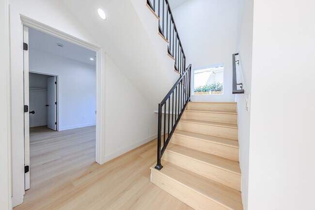 Building Photo - 2847 S Victoria Ave