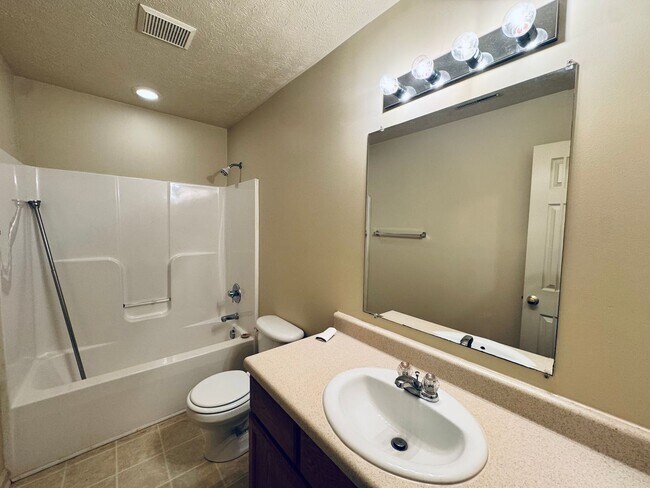 Building Photo - 127 Primrose Ln
