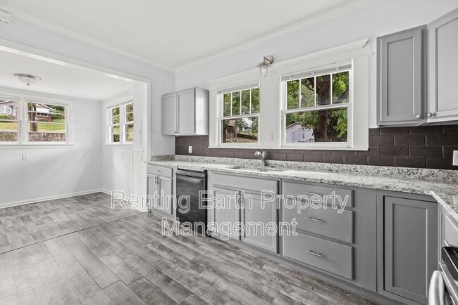 Building Photo - 5113 Farrell Ave