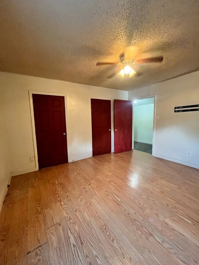 Building Photo - 208 Spruce St