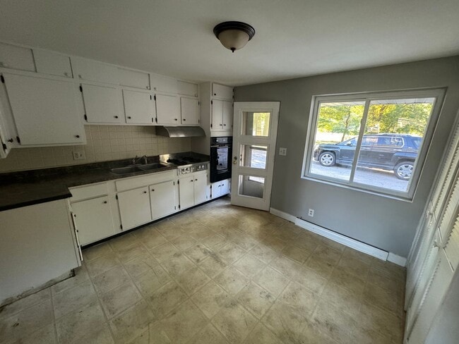 Building Photo - 2 bedroom Duplex