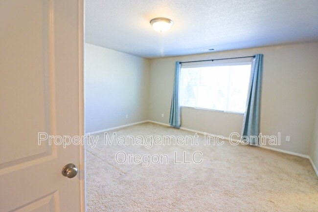 Building Photo - 61581 SE Lorenzo Dr