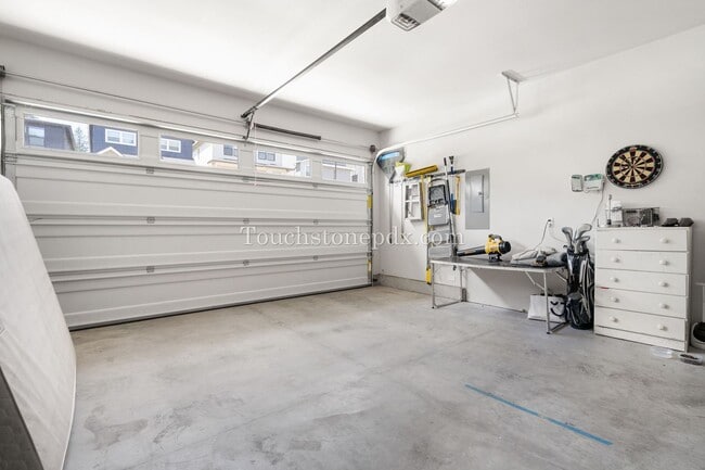 Building Photo - Luxurious 4 Bed/3.5 Bath Residence - Your ...