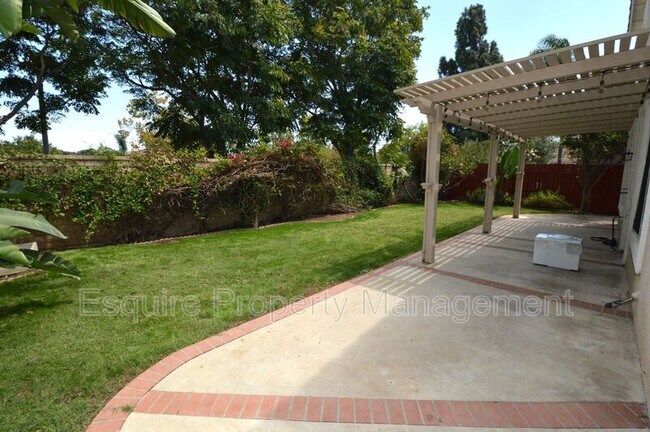 Building Photo - 658 Avenida Valencia