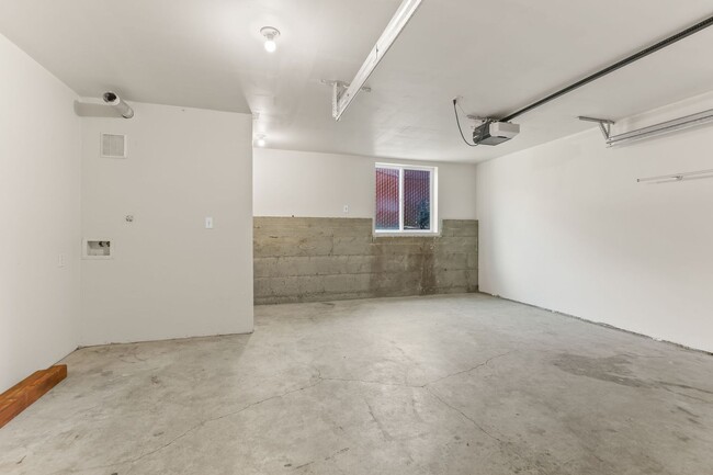 Building Photo - 2020 NE Rodney Ave