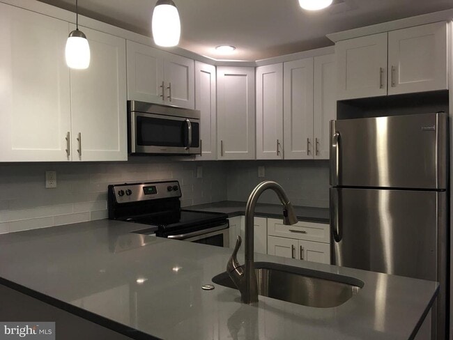 Building Photo - 2341 W Thompson St