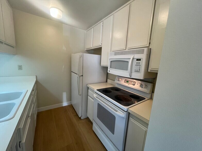 Building Photo - 28549 Conejo View Dr