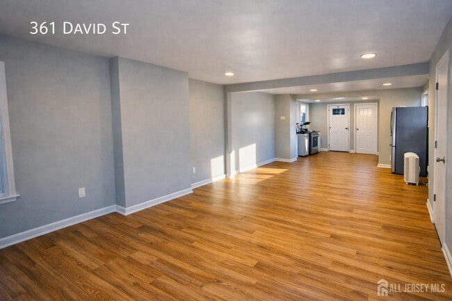 Building Photo - 361 David St