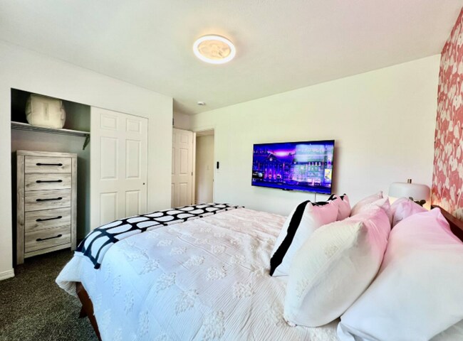 Building Photo - Large, stylish home in heart of Liberty twp.