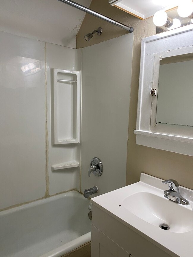 Building Photo - Charming 2 Bedroom Upper-Level Duplex on B...