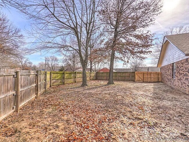 Building Photo - Spacious and Updated Three Bedroom Home with Large Backyard!!