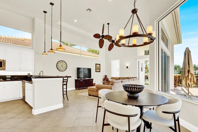 Building Photo - 528 Les Jardin Dr