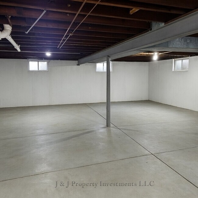 Building Photo - 7119 S Solon Rd