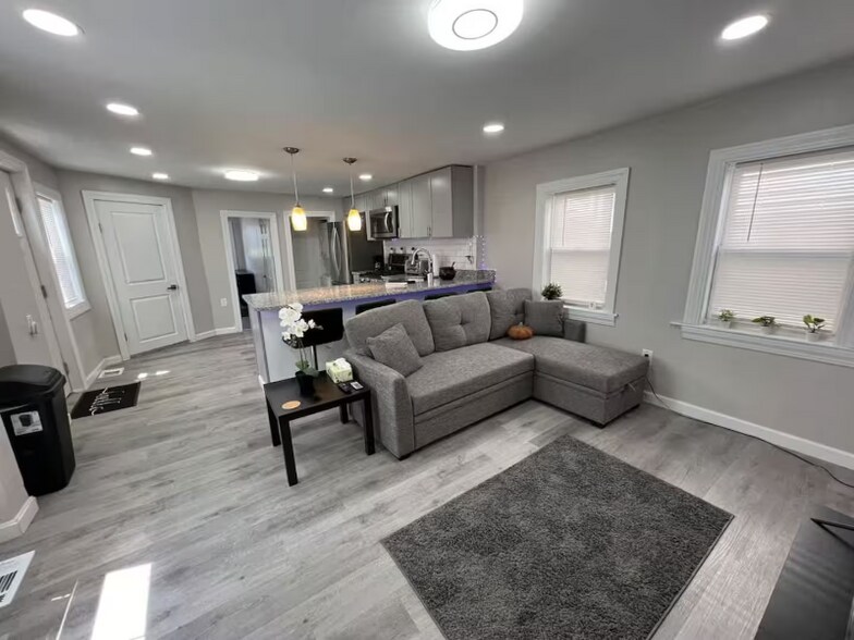 Building Photo - 14 Lathrop St