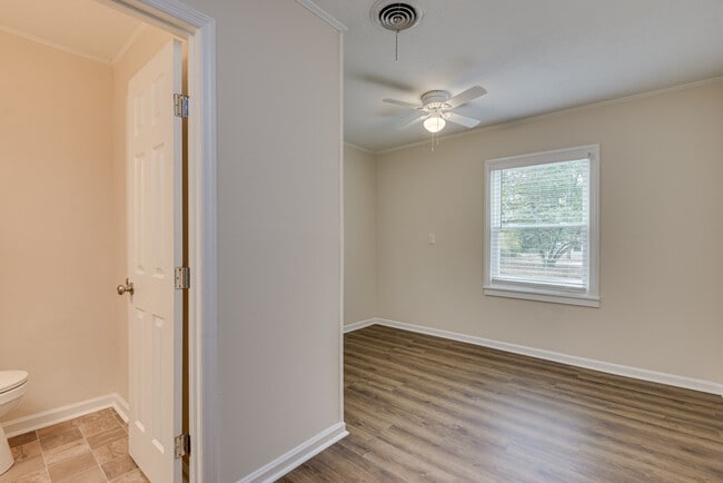 Building Photo - 103 Smallridge St