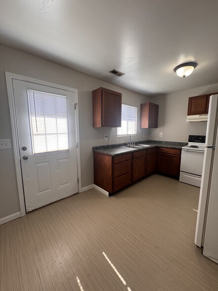 Building Photo - 405 S Graham Ave